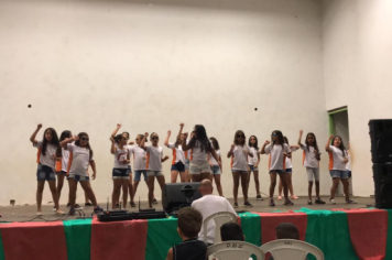 Foto - Jovem cidadão na ceia de natal