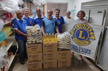 LIONS CLUBE DE AURIFLAMA ENTREGA DE ÓLEO DE COZINHA E ARROZ