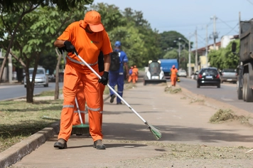 Limpeza urbana.  Ajude a manter a cidade limpa!