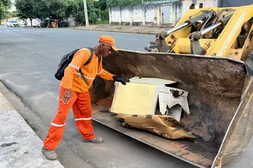 Operação Bota Fora reforça limpeza urbana no bairro Aparecida