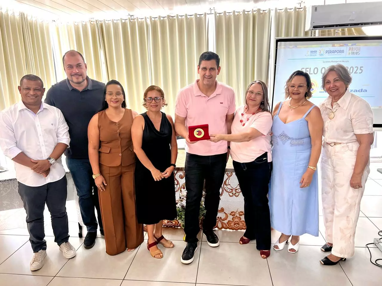 Secretaria de Educação de Pirapora celebra conquista do Selo Ouro